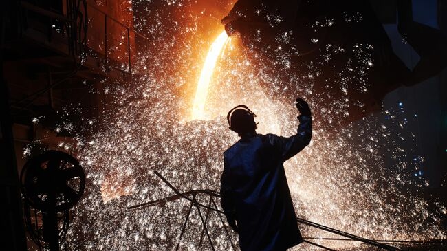 Рабочий в сталеплавильном цехе Череповецкого металлургического комбината