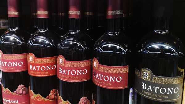 Вино Батоно на полке супермаркета