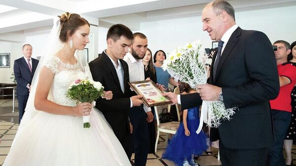 Глава КЧР вручил медаль За любовь и верность 25 супружеским парам