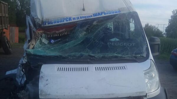 Микроавтобус, пострадавший в ДТП под Красноярском. 8 июля 2019