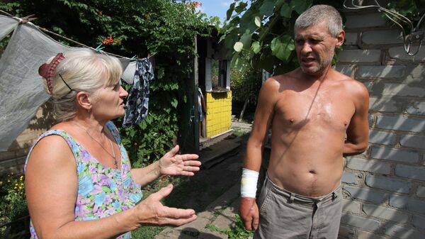 Справа: житель улицы Якуба Коласа в Горловке, раненный в руку во время обстрела. 8 июля 2019