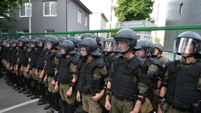 Сотрудники правоохранительных органов во время акции протеста у офиса телеканала NewsOne 