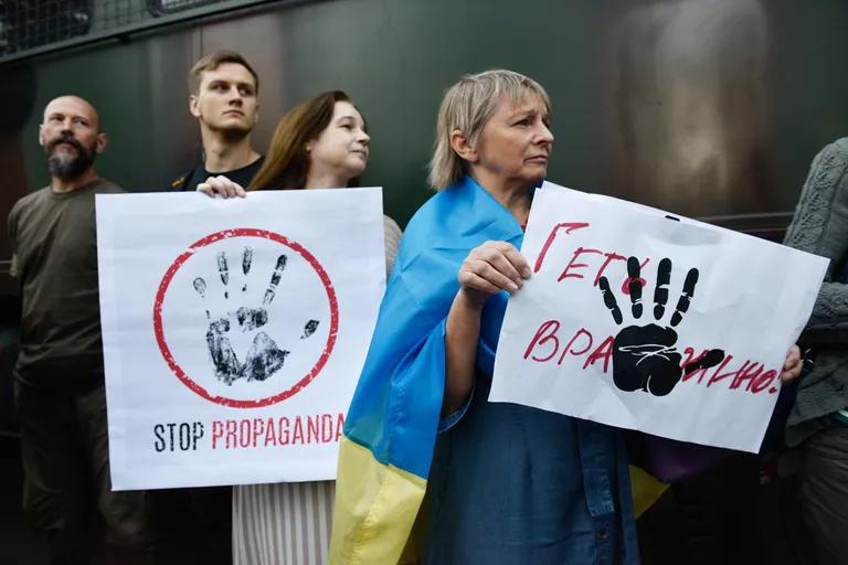 Участники акции протеста у офиса телеканала NewsOne против телемоста с российским каналом Россия 1 Участники акции протеста у офиса телеканала NewsOne против телемоста с российским каналом Россия 1