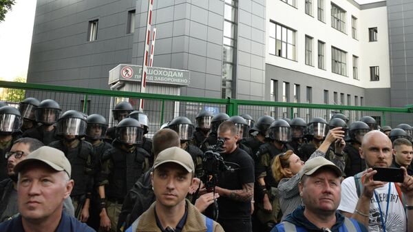 Сотрудники правоохранительных органов во время акции протеста у офиса телеканала NewsOne 