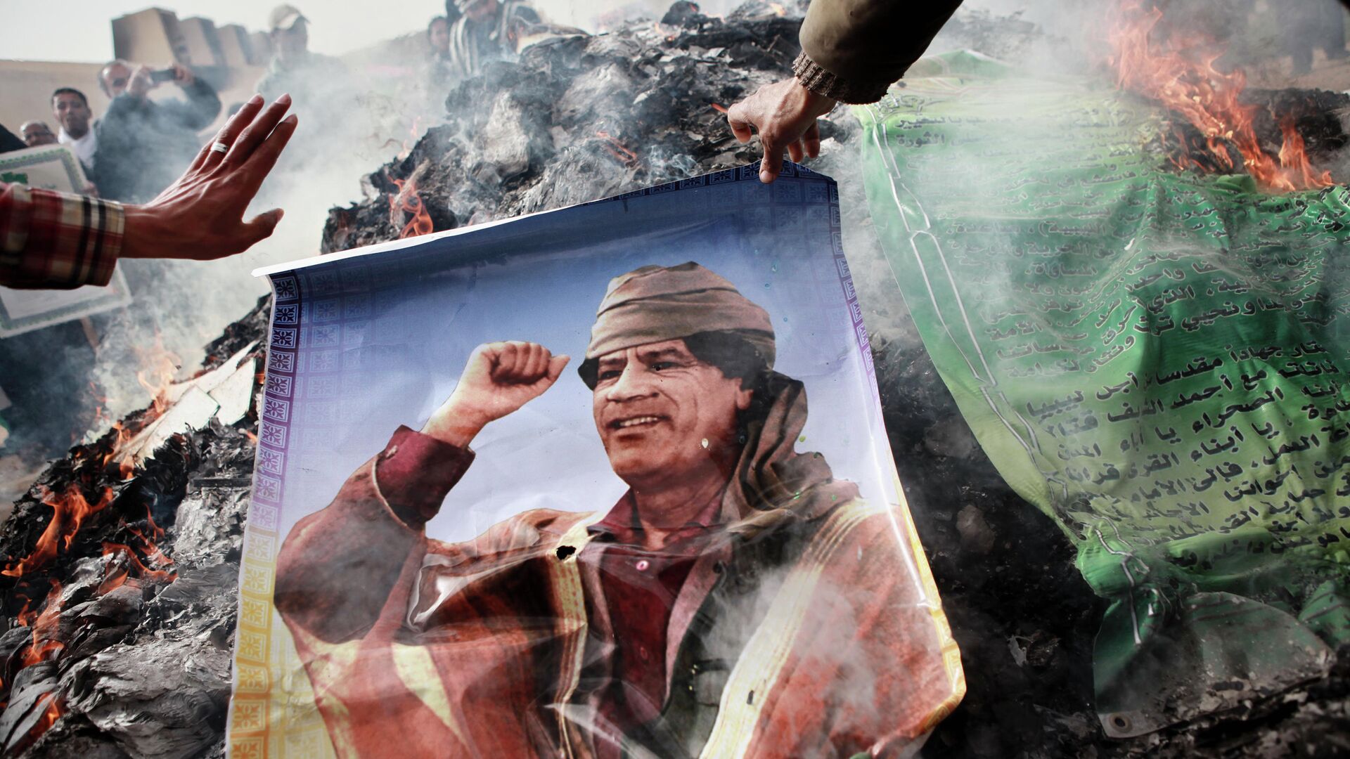 Жители Бенгази сжигают портреты Муамара Каддафи, плакаты с его цитатами и Зеленую книгу Каддафи - РИА Новости, 1920, 15.02.2021
