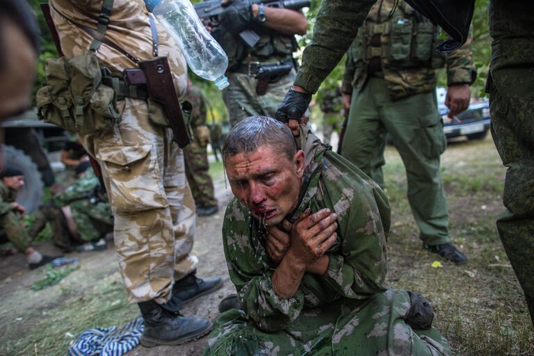 Украинский десантник, взятый в плен в ходе боя за город Шахтерск