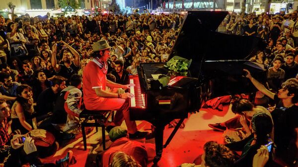 Мужчина играет на пианино для протестующих на площади Таксим в Стамбуле