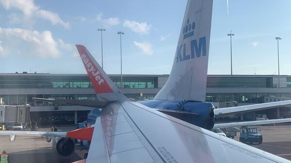 Самолеты авиакомпаний EasyJet и KLM после столкновения в аэропорту Амстердама. 9 июля 2019