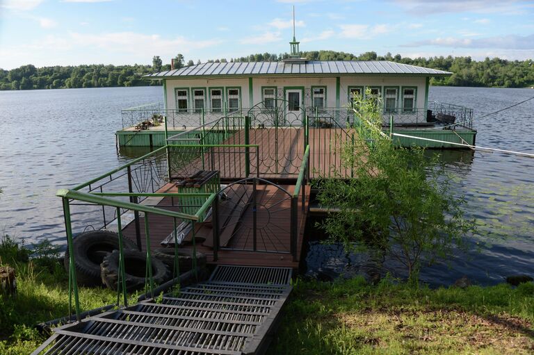 Дебаркадер на реке Волга в районе набережной города Плес