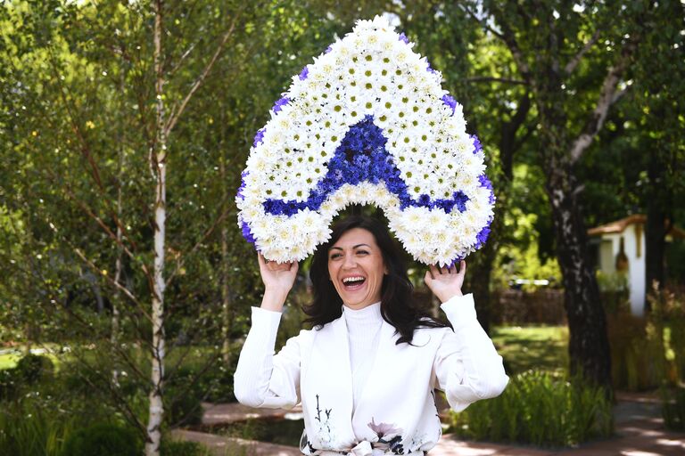 Девушка на VIII Московском Международном фестивале садов и цветов Moscow Flower Show в парке искусств Музеон