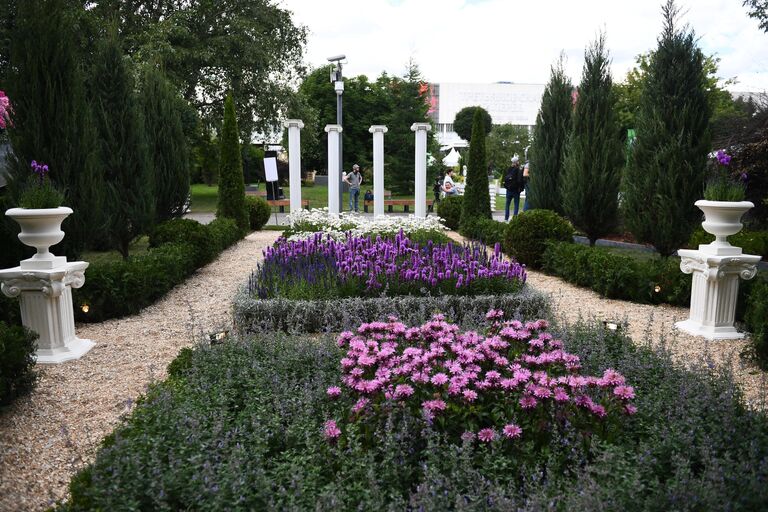 Садовая композиция на VIII Московском Международном фестивале садов и цветов Moscow Flower Show в парке искусств Музеон