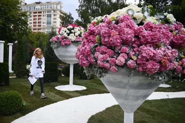 Девушка на VIII Московском Международном фестивале садов и цветов Moscow Flower Show в парке искусств Музеон