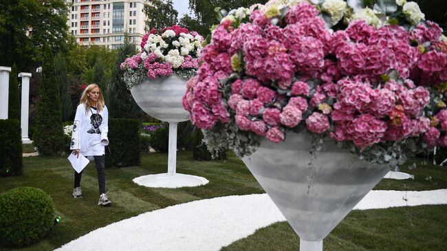 Девушка на VIII Московском Международном фестивале садов и цветов Moscow Flower Show в парке искусств Музеон