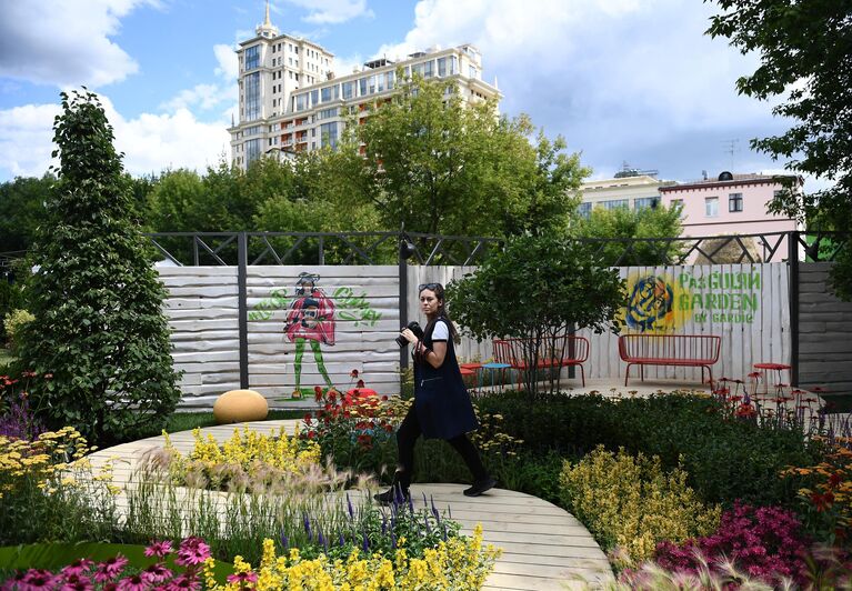 Девушка на VIII Московском Международном фестивале садов и цветов Moscow Flower Show в парке искусств Музеон