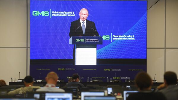 
Журналисты следят за выступлением президента РФ Владимира Путина на панельной дискуссии в рамках саммита GMIS-2019 в Екатеринбурге