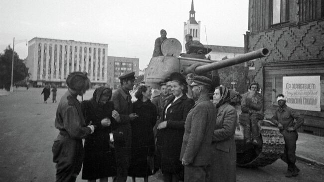 Жители беседуют с советскими танкистами, освободившими Таллин