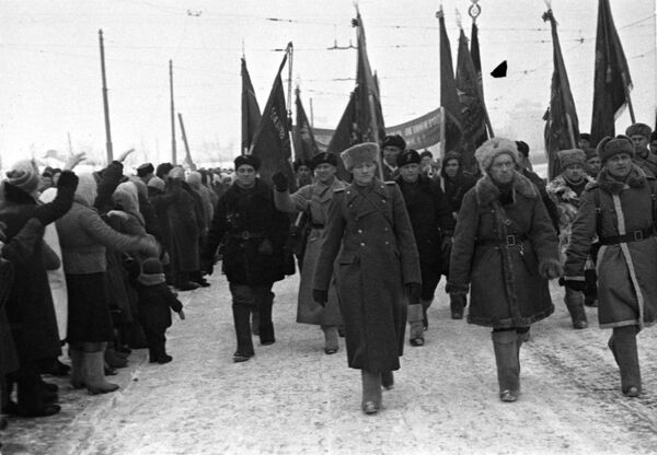 Стратегическая наступательная операция по прорыву блокады Ленинграда. Январь 1943 года. Ленинградцы встречают партизанские отряды, участвующие в боях за город.