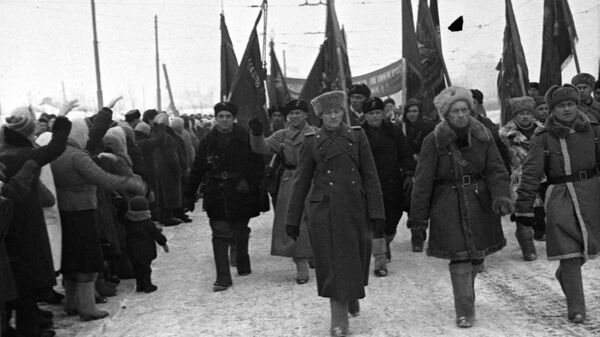 Стратегическая наступательная операция по прорыву блокады Ленинграда. Январь 1943 года. Ленинградцы встречают партизанские отряды, участвующие в боях за город