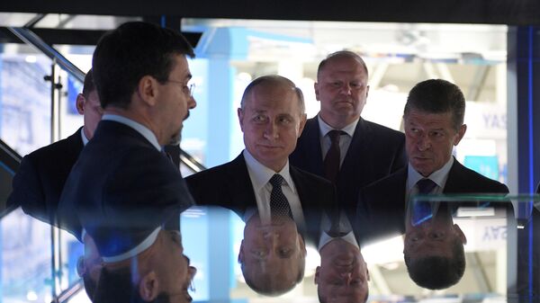 Президент РФ Владимир Путин во время осмотра стендов на X международной промышленной выставке Иннопром - 2019