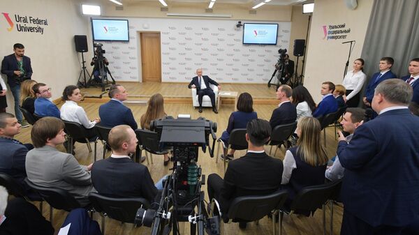 
Президент РФ Владимир Путин на встрече со студентами и аспирантами во время посещения Уральского федерального университета