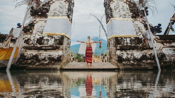 Девушка возле храма Пура Лухур Лемпуянг на Бали, Индонезия