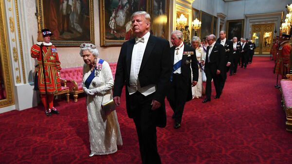 Королева Великобритании Елизавета II и президент США Дональд Трамп на торжественном приеме в Букингемском дворце в Лондоне. 3 июня 2019 года 