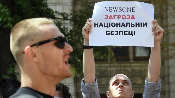 Участники акции протеста у офиса телеканала NewsOne против телемоста с российским каналом Россия 1