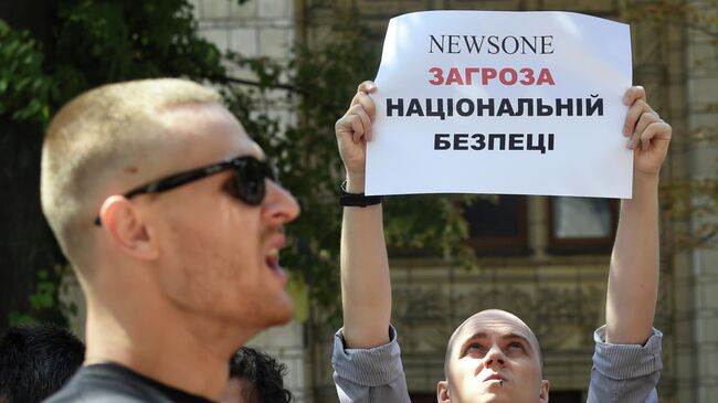 Акция протеста против телеканала NewsOne у здания Государственного комитета по телерадиовещанию Украины в Киеве