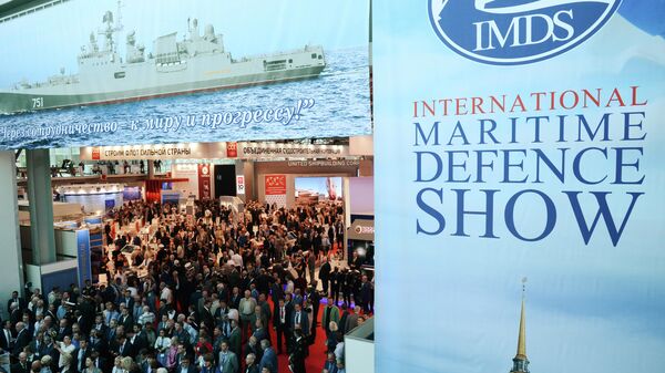Посетители выставки Международный военно-морской салон в Санкт-Петербурге. 2017 год 