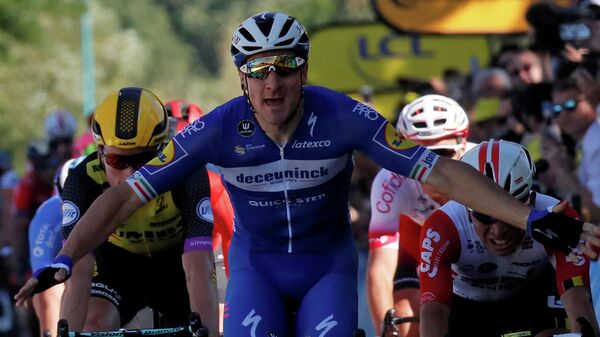 Итальянец Элиа Вивиани из Deceuninck-Quick Step на финише четвертого этапа Тур де Франс.