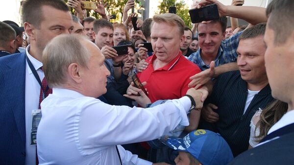 Президент РФ Владимир Путин общается с горожанами во время рабочей поездки в Екатеринбург