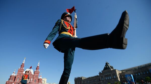 Военнослужащий парадного расчета перед началом военного парада на Красной площади