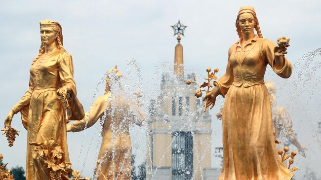Скульптуры фонтана Дружба народов на ВДНХ в Москве