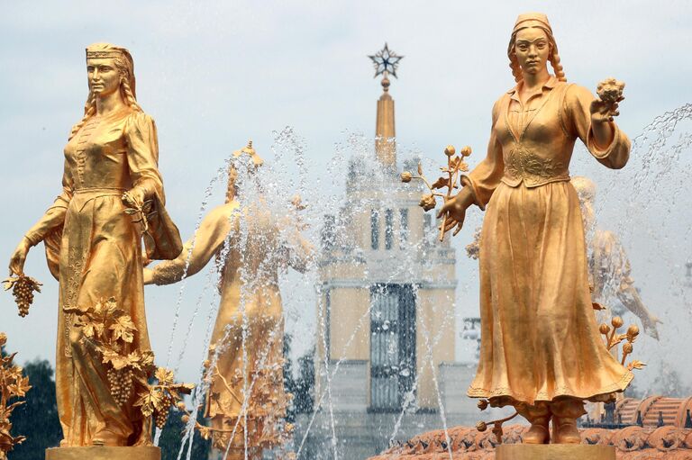 Скульптуры фонтана Дружба народов на ВДНХ в Москве Скульптуры фонтана Дружба народов на ВДНХ в Москве