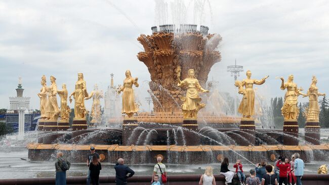 Фонтан Дружба народов на ВДНХ в Москве