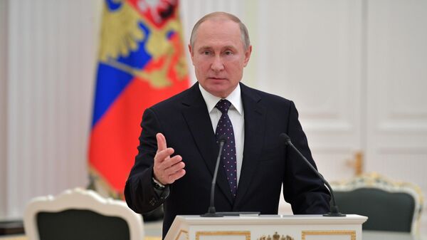 Президент РФ Владимир Путин на церемонии подписания соглашений между правительством РФ и госкомпаниями