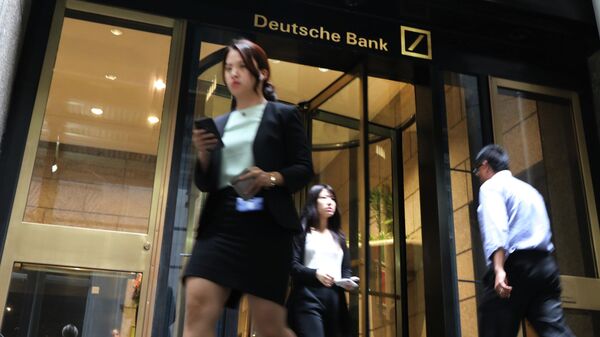 Люди проходят мимо здания офиса Deutsche Bank на Манхэттене, Нью-Йорк. 8 июля 2019