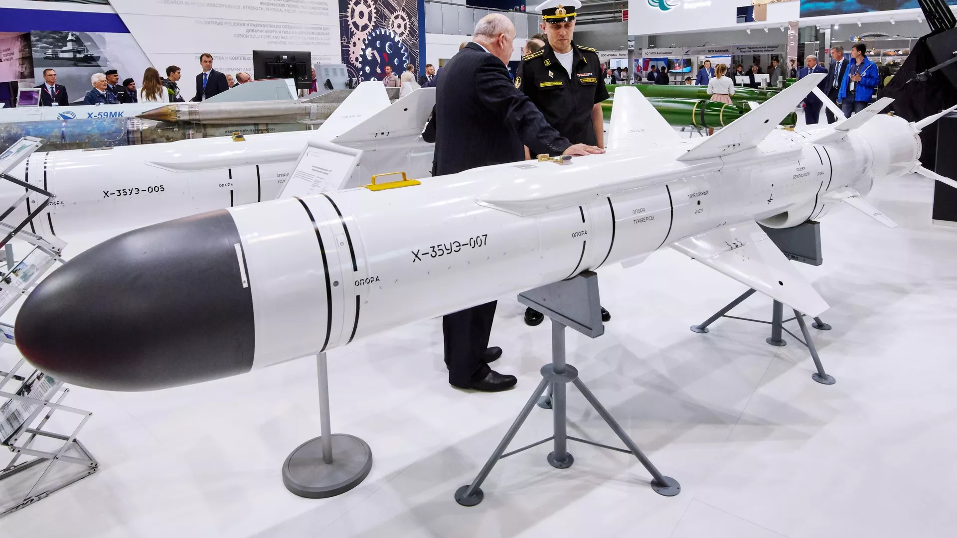 Макет тактической противокорабельной ракеты Х-35УЭ комплекса Уран на Международном военно-морском салоне в Санкт-Петербурге - РИА Новости, 1920, 23.06.2021