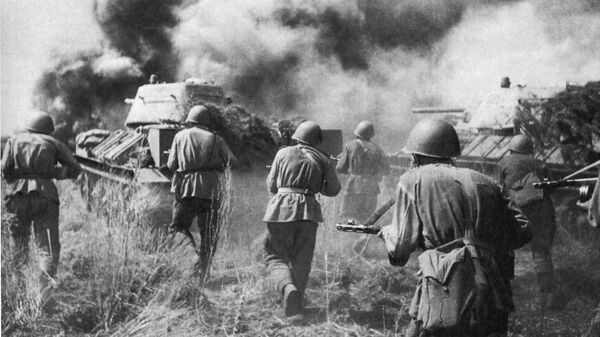 Советские танки Т-34 и пехота атакуют в районе Прохоровки 12 июля 1943 года