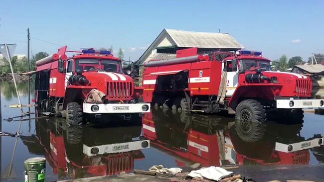Автомобили противопожарной службы МЧС РФ откачивают воду в районе подтопления в городе Тулун Иркутской области. 10 июля 2019