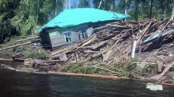 Жилой дом, пострадавший в результате подтопления в городе Тулун Иркутской области