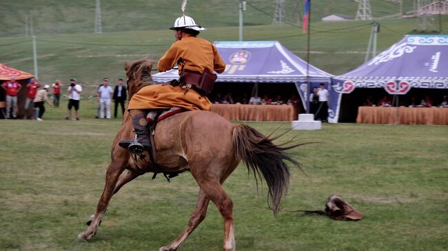 Часть праздника Наадам - конные скачки