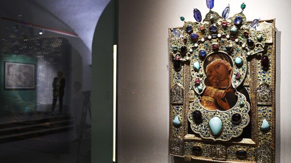 Икона Богоматерь Владимирская в окладе на выставке Хранители времени. Реставрация в Музеях Московского Кремля