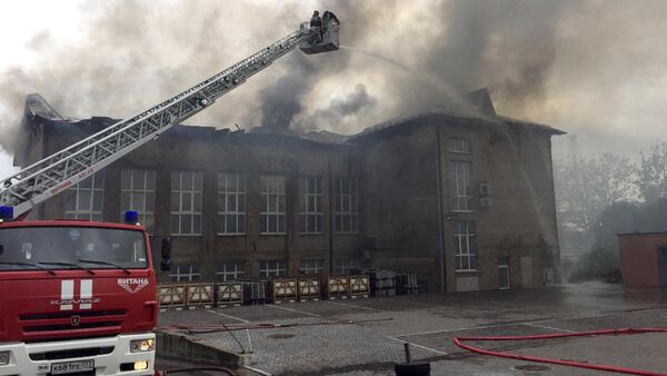 Сотрудники противопожарной службы МЧС РФ во время тушения пожара в здании около Северной ТЭЦ в Мытищах