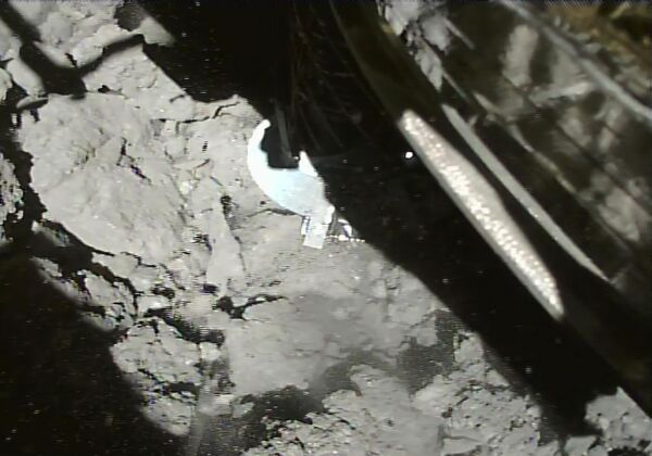 Фотография, полученная в первые четыре секунды после посадки Хаябусы-2 на астероид