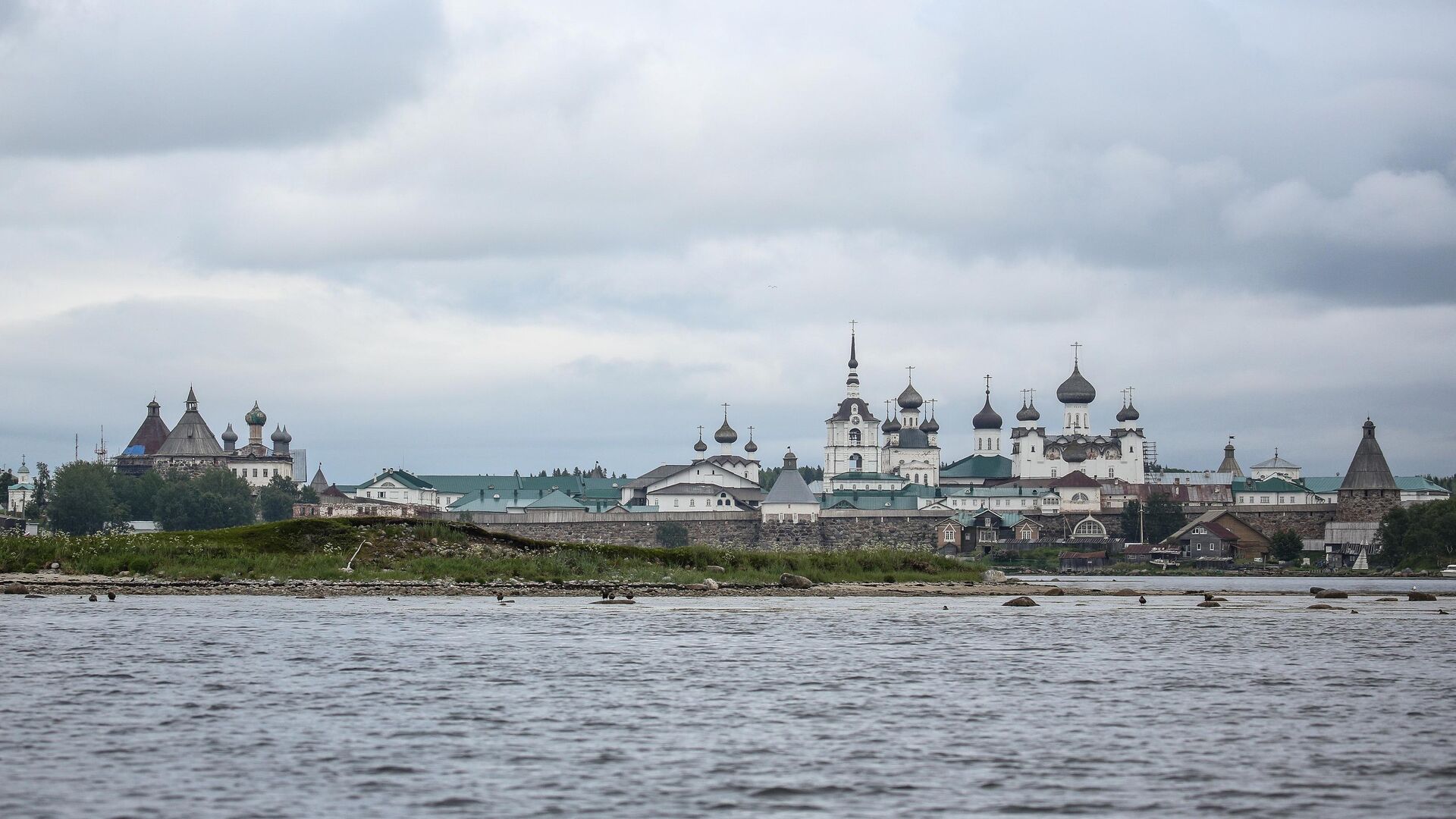Вид на Соловецкий монастырь со стороны бухты Благополучия - РИА Новости, 1920, 19.07.2021