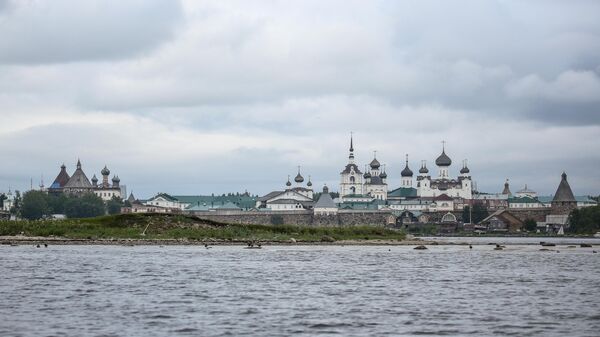 Вид на Соловецкий монастырь со стороны бухты Благополучия