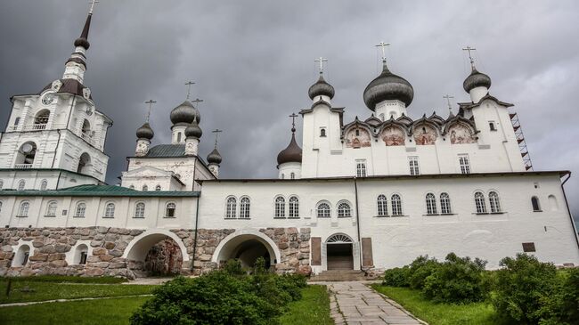 Колокольня (слева), комплекс Никольской церкви (в центре) и Спасо-Преображенский собор (справа) на подворье Соловецкого монастыря