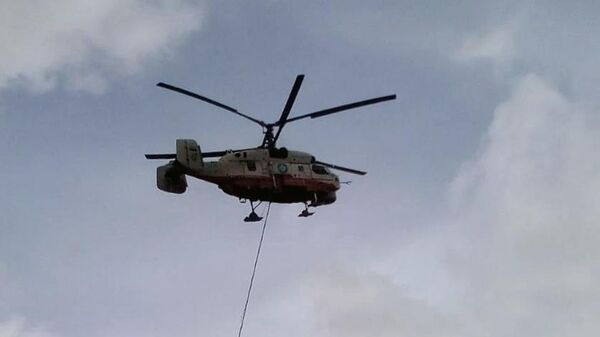 Вертолет КА-32 противопожарной службы МЧС РФ во время тушения пожара на территории Северной ТЭЦ в Мытищах
