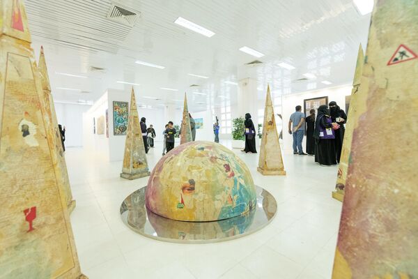 Посетители на выставке современного искусства в Саудовской Аравии